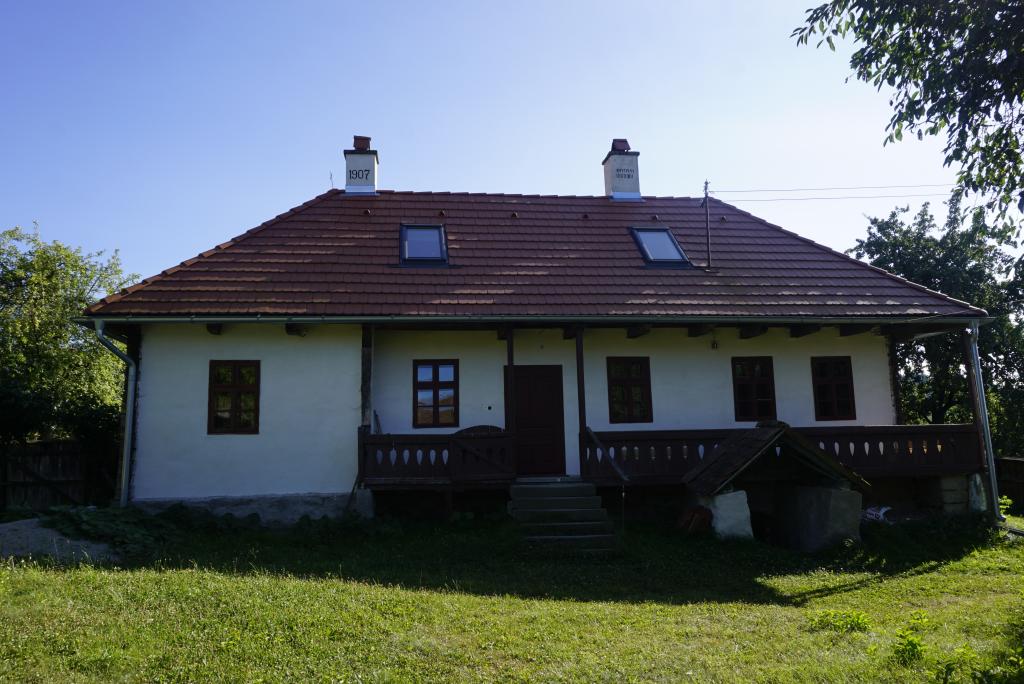 A ház kertfelőli homlokzata, a kéményen az 1907-es évszámmal