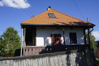 A tornác és a bejárat az utca felől