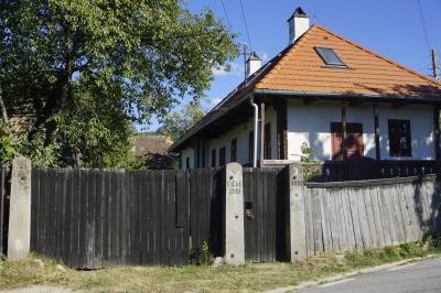 A ház és a kapu az utca felől